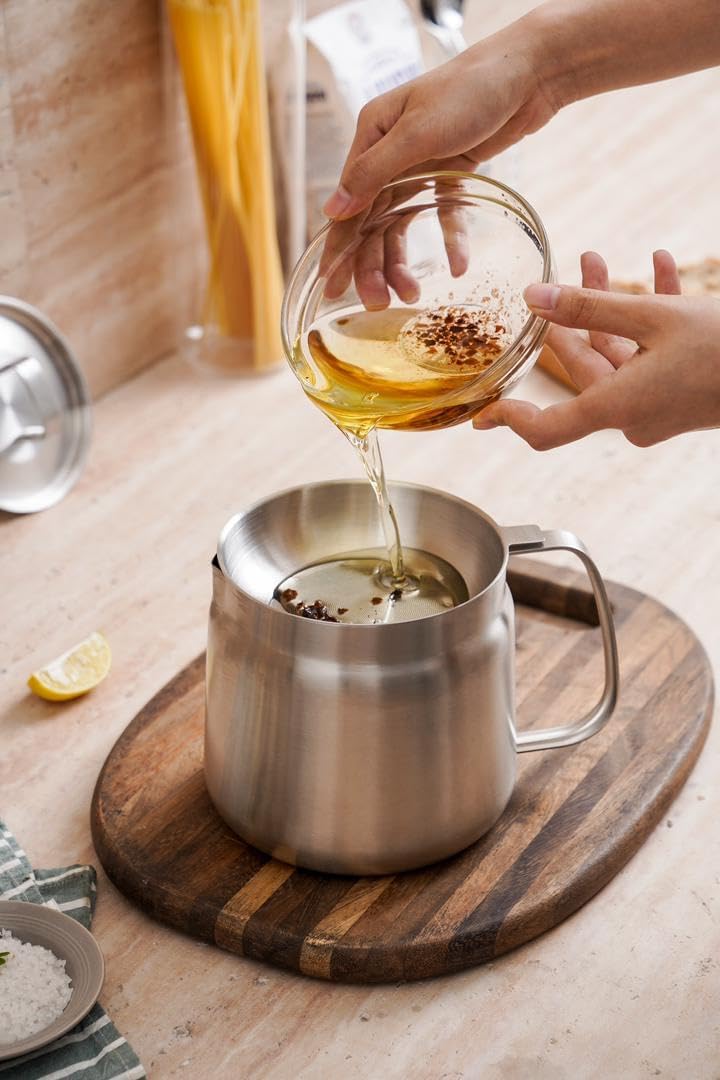 304 Stainl Steel Oil Kettle Pot Container With Fine Mesh , Leakage Net, Dust Cover Large Acity Oil Storage Can Grease Strainer